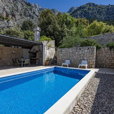Gemuetliches Ferienhaus Mit Beheiztem Pool In Ruhiger Lage Oberhalb Holiday home